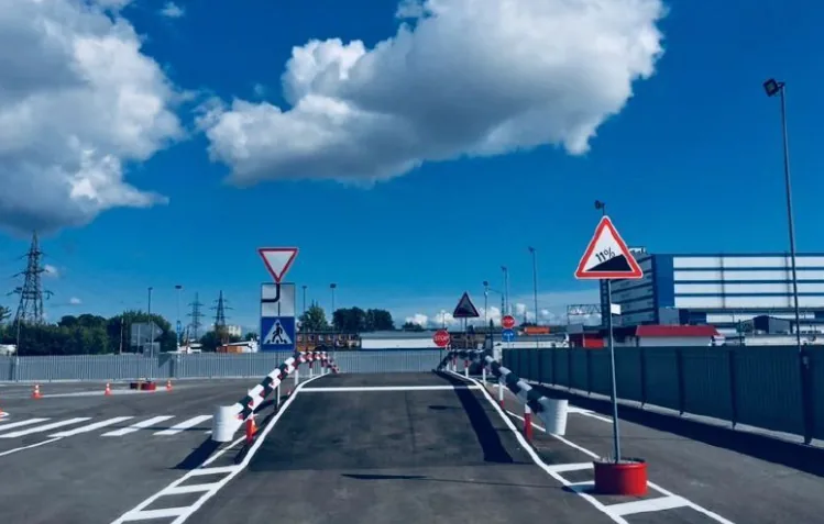 Учебный автодром автошколы: разметка, конусы и дорожные знаки