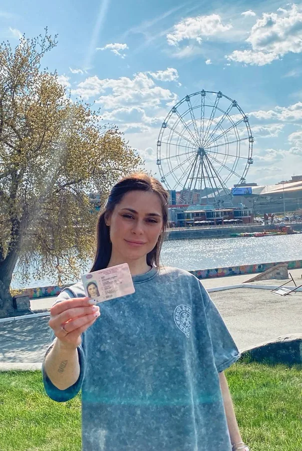 Выпускница с водительскими правами на набережной Челябинска
